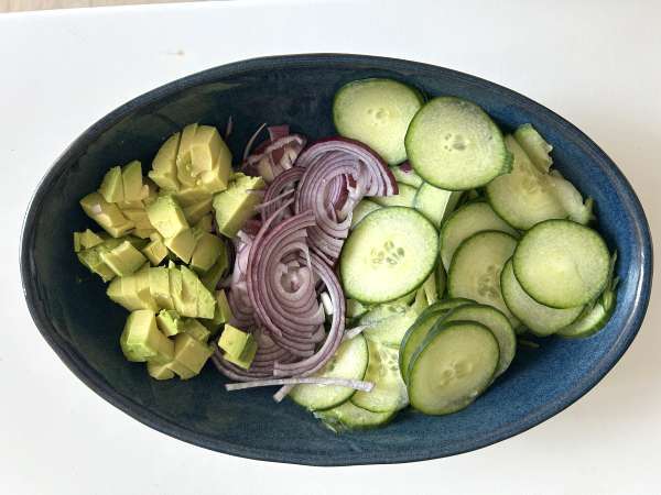 Sallad med gurka, rostade kikärtor, avokado och fetaost - Beredning steg 2