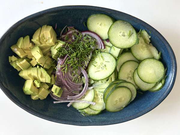 Sallad med gurka, rostade kikärtor, avokado och fetaost - Beredning steg 3