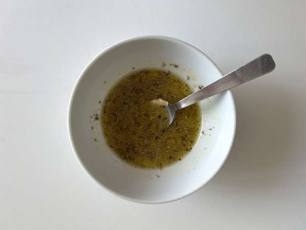Sallad med gurka, rostade kikärtor, avokado och fetaost - Beredning steg 4