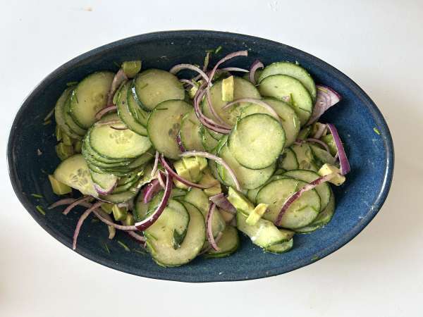 Sallad med gurka, rostade kikärtor, avokado och fetaost - Beredning steg 5
