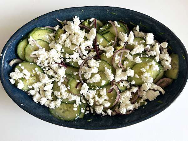 Sallad med gurka, rostade kikärtor, avokado och fetaost - Beredning steg 6