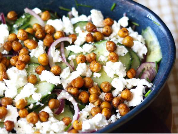 Sallad med gurka, rostade kikärtor, avokado och fetaost - Beredning steg 7