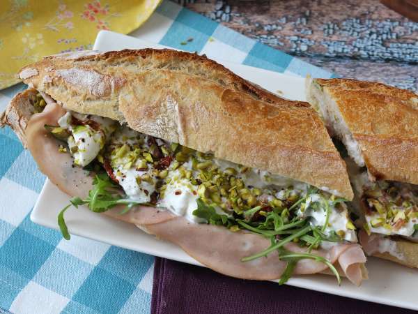 Italiensk gourmetsmörgås med mortadella och burrataost - Beredning steg 7