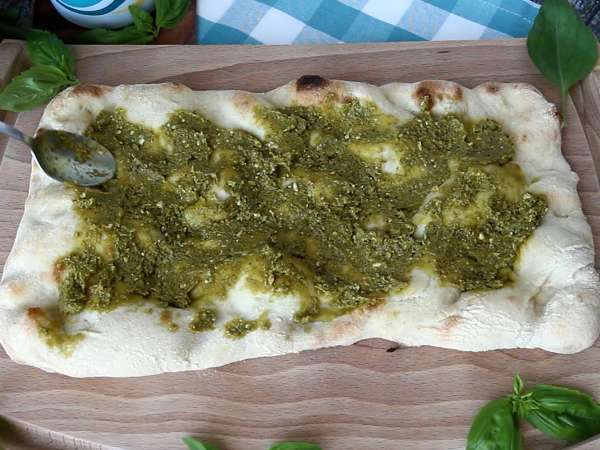 Pinsa med pesto och mortadella, klar på 10 minuter! - Beredning steg 2
