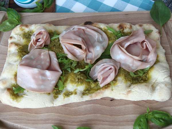 Pinsa med pesto och mortadella, klar på 10 minuter! - Beredning steg 4