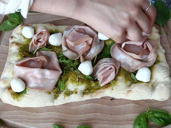 Pinsa med pesto och mortadella, klar på 10 minuter! - Beredning steg 5