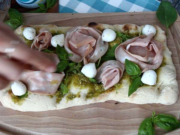 Pinsa med pesto och mortadella, klar på 10 minuter! - Beredning steg 6