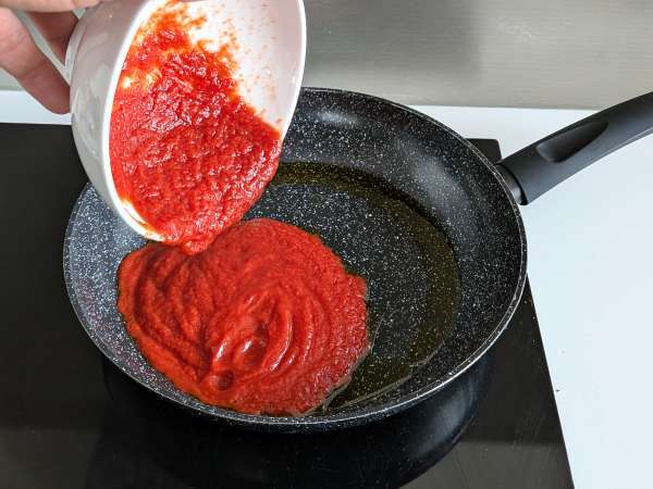 Pasta med stracciatella och krämig tomat: första rätten klar på 10 minuter - Beredning steg 1