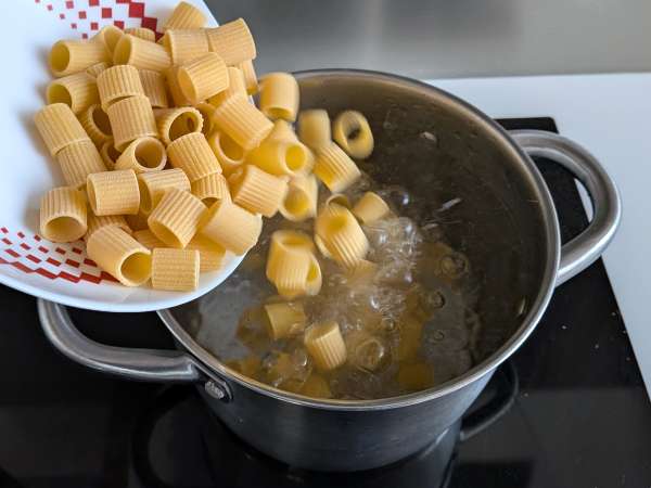 Pasta med stracciatella och krämig tomat: första rätten klar på 10 minuter - Beredning steg 3