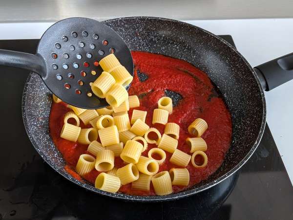 Pasta med stracciatella och krämig tomat: första rätten klar på 10 minuter - Beredning steg 4