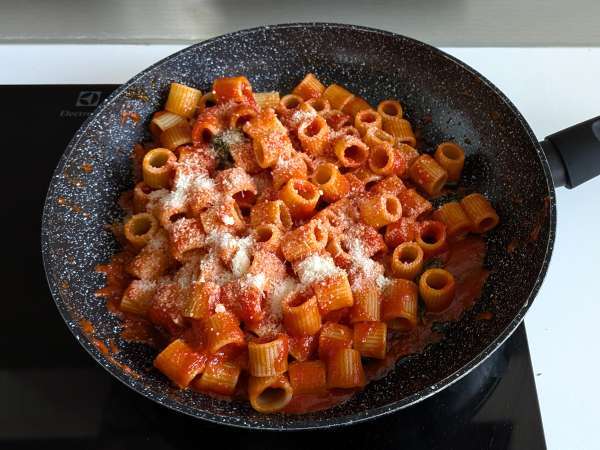 Pasta med stracciatella och krämig tomat: första rätten klar på 10 minuter - Beredning steg 5