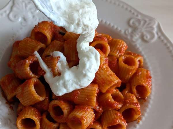 Pasta med stracciatella och krämig tomat: första rätten klar på 10 minuter - Beredning steg 6