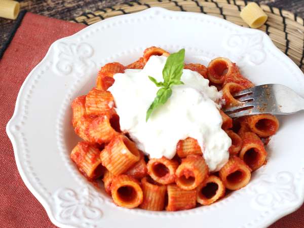 Pasta med stracciatella och krämig tomat: första rätten klar på 10 minuter - Beredning steg 7