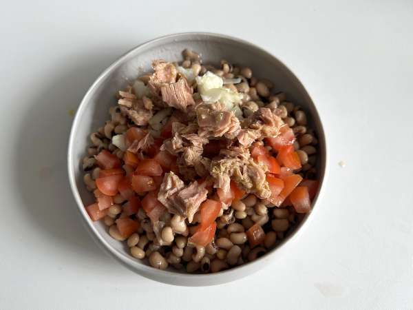 Majsallad med tonfisk, ägg och oliver: den portugisiska klassikern! - Beredning steg 2