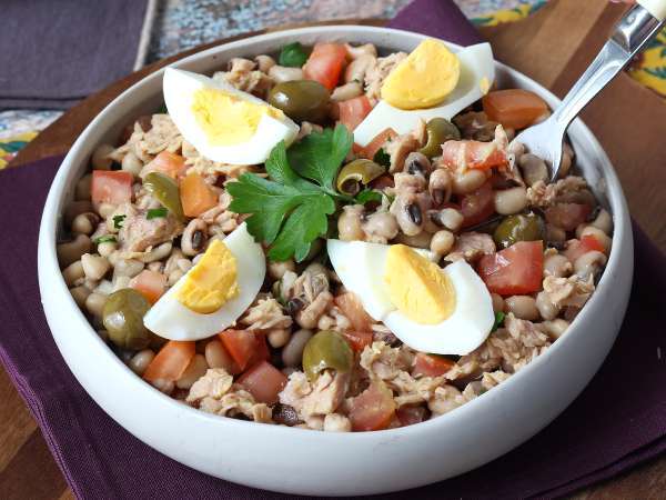 Majsallad med tonfisk, ägg och oliver: den portugisiska klassikern! - Beredning steg 6
