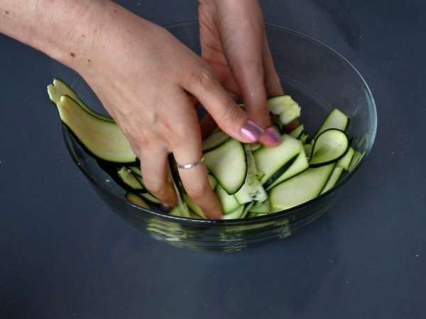 Tarteletter med pesto och zucchini: ett enkelt recept som doftar precis som sommaren! - Beredning steg 2