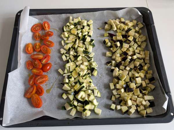 Krämig dinkelsallad med zucchini, aubergine och körsbärstomater - Beredning steg 2