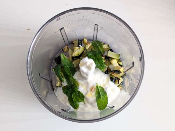 Krämig dinkelsallad med zucchini, aubergine och körsbärstomater - Beredning steg 4