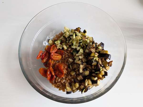 Krämig dinkelsallad med zucchini, aubergine och körsbärstomater - Beredning steg 5