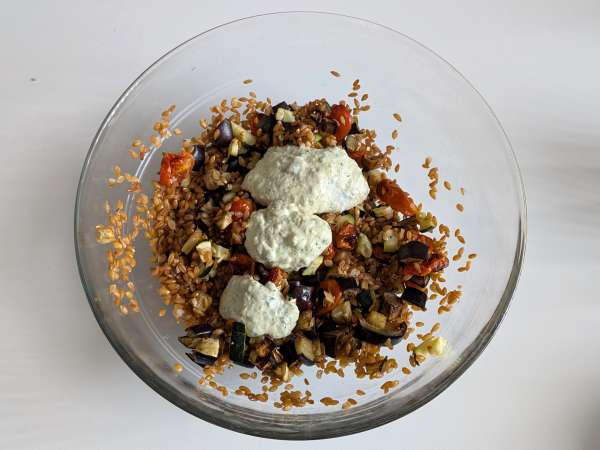 Krämig dinkelsallad med zucchini, aubergine och körsbärstomater - Beredning steg 6
