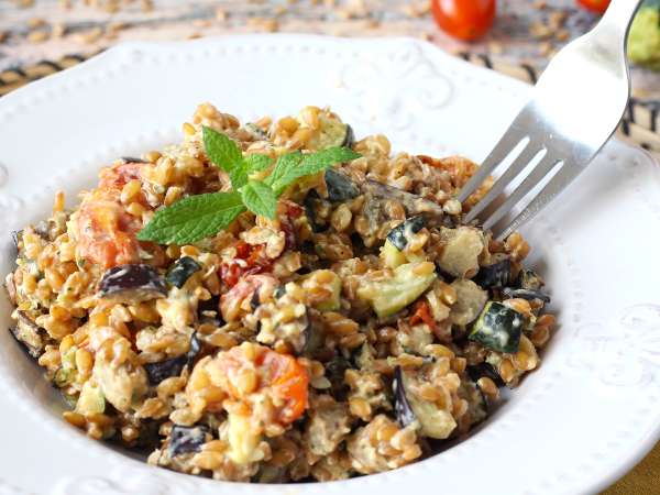 Krämig dinkelsallad med zucchini, aubergine och körsbärstomater - Beredning steg 8