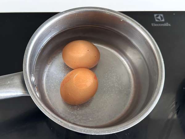 Potatissallad med fetaost, ägg och körsbärstomater - Beredning steg 2