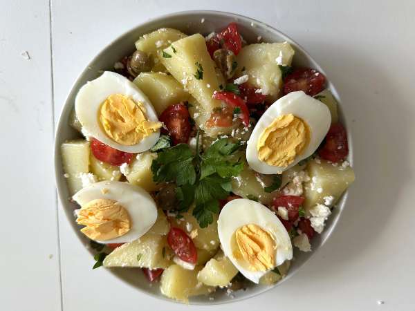 Potatissallad med fetaost, ägg och körsbärstomater - Beredning steg 6