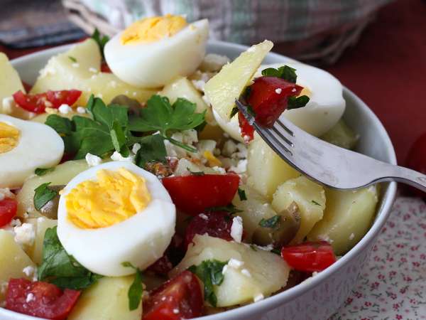 Potatissallad med fetaost, ägg och körsbärstomater - Beredning steg 7