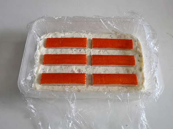 Surimi-terrin utan tillagning: en enkel kall förrätt som passar perfekt till sommaren - Beredning steg 8