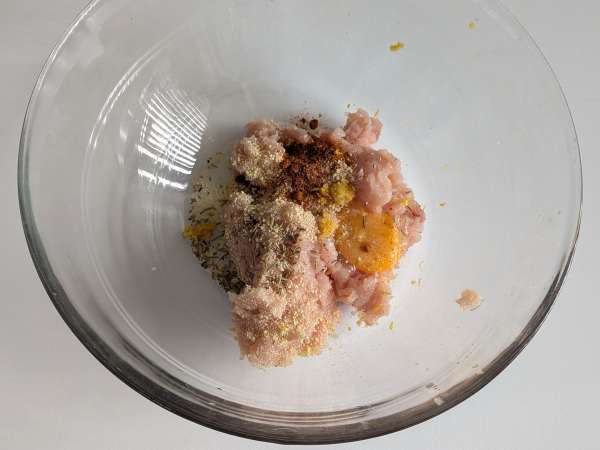 Mjuka och saftiga kycklingburgare i varmluftsfritösen - Beredning steg 3