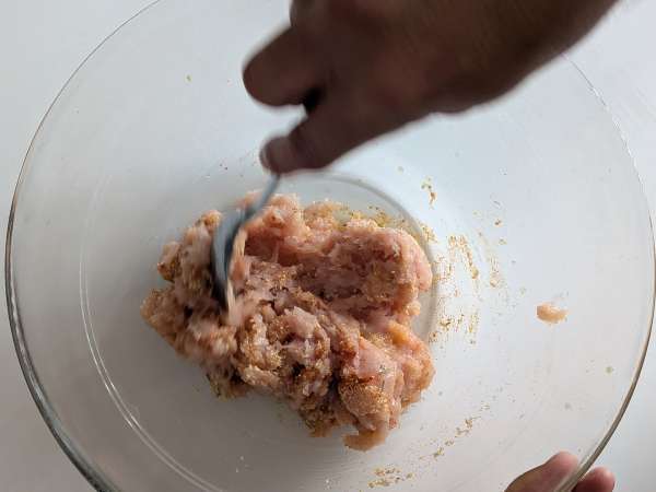 Mjuka och saftiga kycklingburgare i varmluftsfritösen - Beredning steg 4