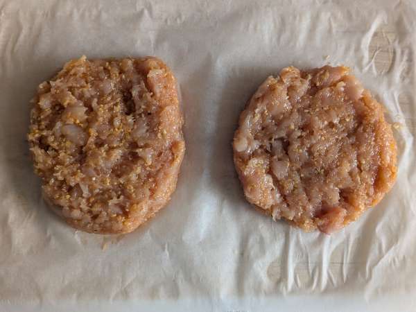 Mjuka och saftiga kycklingburgare i varmluftsfritösen - Beredning steg 5