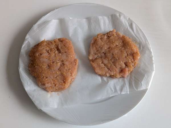 Mjuka och saftiga kycklingburgare i varmluftsfritösen - Beredning steg 6