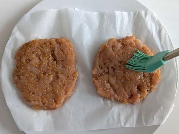 Mjuka och saftiga kycklingburgare i varmluftsfritösen - Beredning steg 7