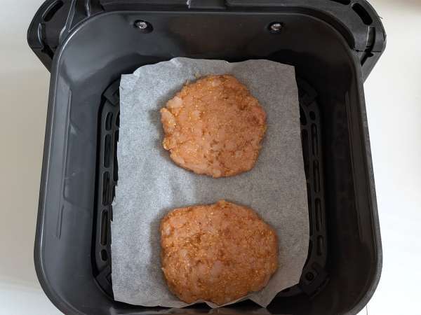 Mjuka och saftiga kycklingburgare i varmluftsfritösen - Beredning steg 8