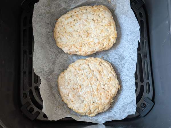 Mjuka och saftiga kycklingburgare i varmluftsfritösen - Beredning steg 9