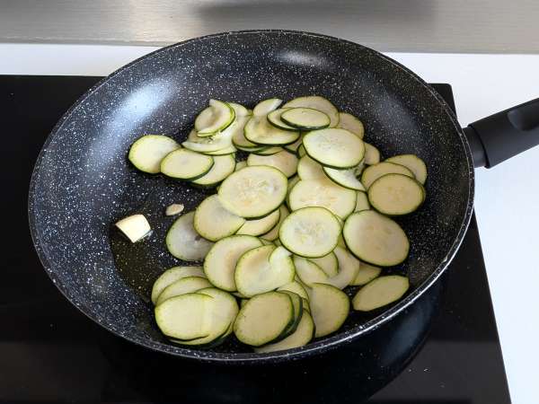 Pasta med zucchini och krispig speck: ett enkelt recept som passar både till lunch och middag - Beredning steg 2