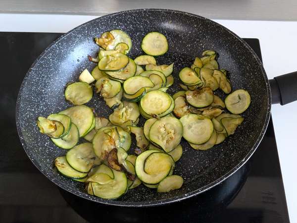 Pasta med zucchini och krispig speck: ett enkelt recept som passar både till lunch och middag - Beredning steg 3