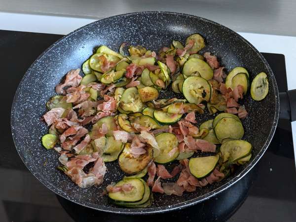 Pasta med zucchini och krispig speck: ett enkelt recept som passar både till lunch och middag - Beredning steg 6