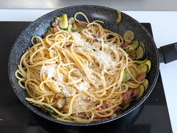 Pasta med zucchini och krispig speck: ett enkelt recept som passar både till lunch och middag - Beredning steg 7
