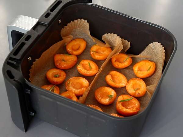 Tiramisu med rostade aprikoser: den perfekta fruktiga och krämiga efterrätten för sommaren - Beredning steg 2