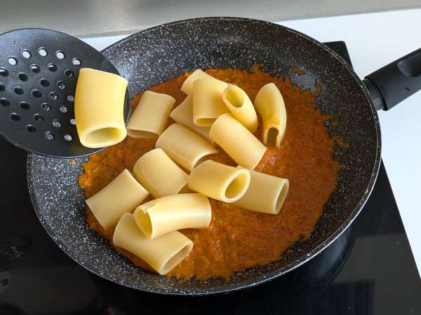 Pasta med paprika och mynta: krämig och doftande - Beredning steg 7