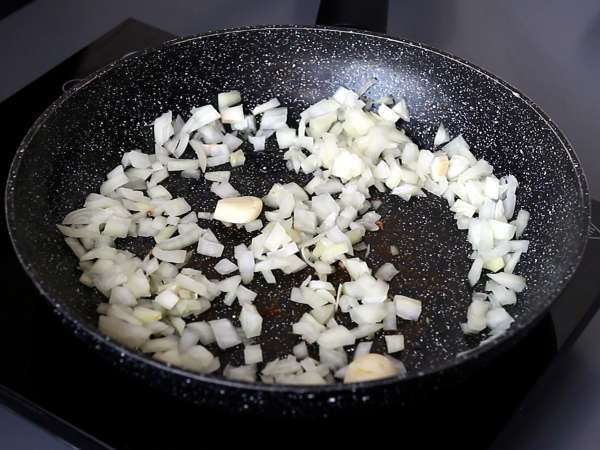 Orzo-pasta med tomater och räkor, tillagad som en risotto - Beredning steg 2