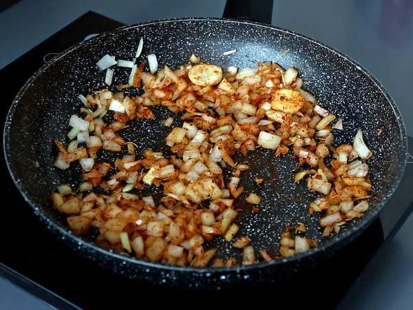 Orzo-pasta med tomater och räkor, tillagad som en risotto - Beredning steg 3
