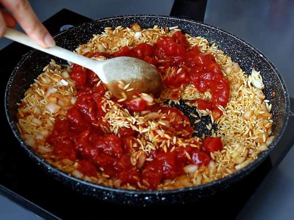 Orzo-pasta med tomater och räkor, tillagad som en risotto - Beredning steg 4