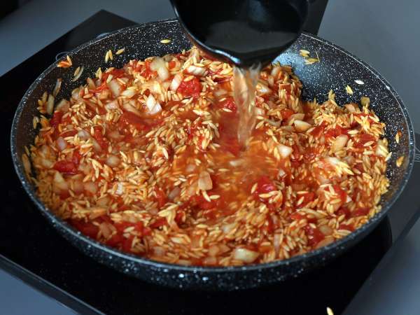 Orzo-pasta med tomater och räkor, tillagad som en risotto - Beredning steg 5