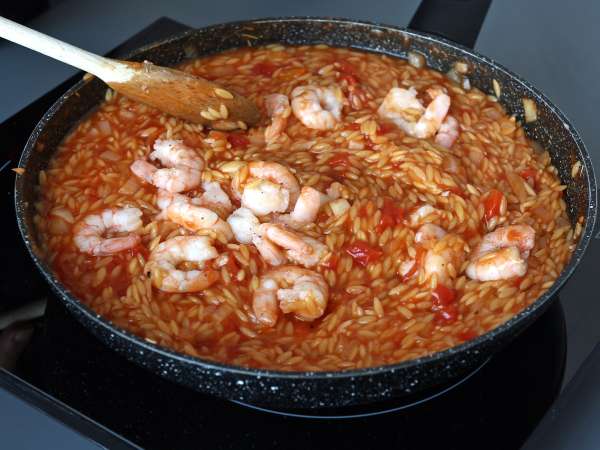 Orzo-pasta med tomater och räkor, tillagad som en risotto - Beredning steg 6