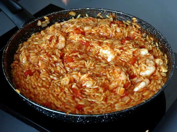 Orzo-pasta med tomater och räkor, tillagad som en risotto - Beredning steg 7