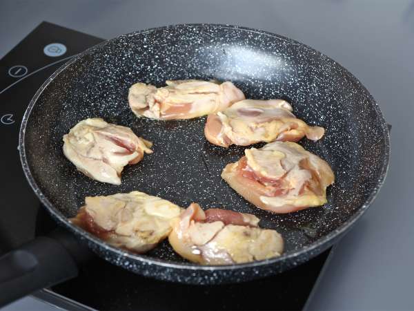 En gryta med kyckling, ris med tomat och paprika - Beredning steg 1