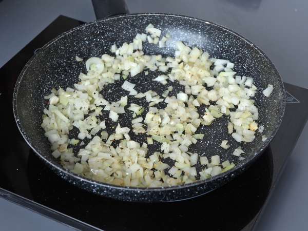 En gryta med kyckling, ris med tomat och paprika - Beredning steg 2